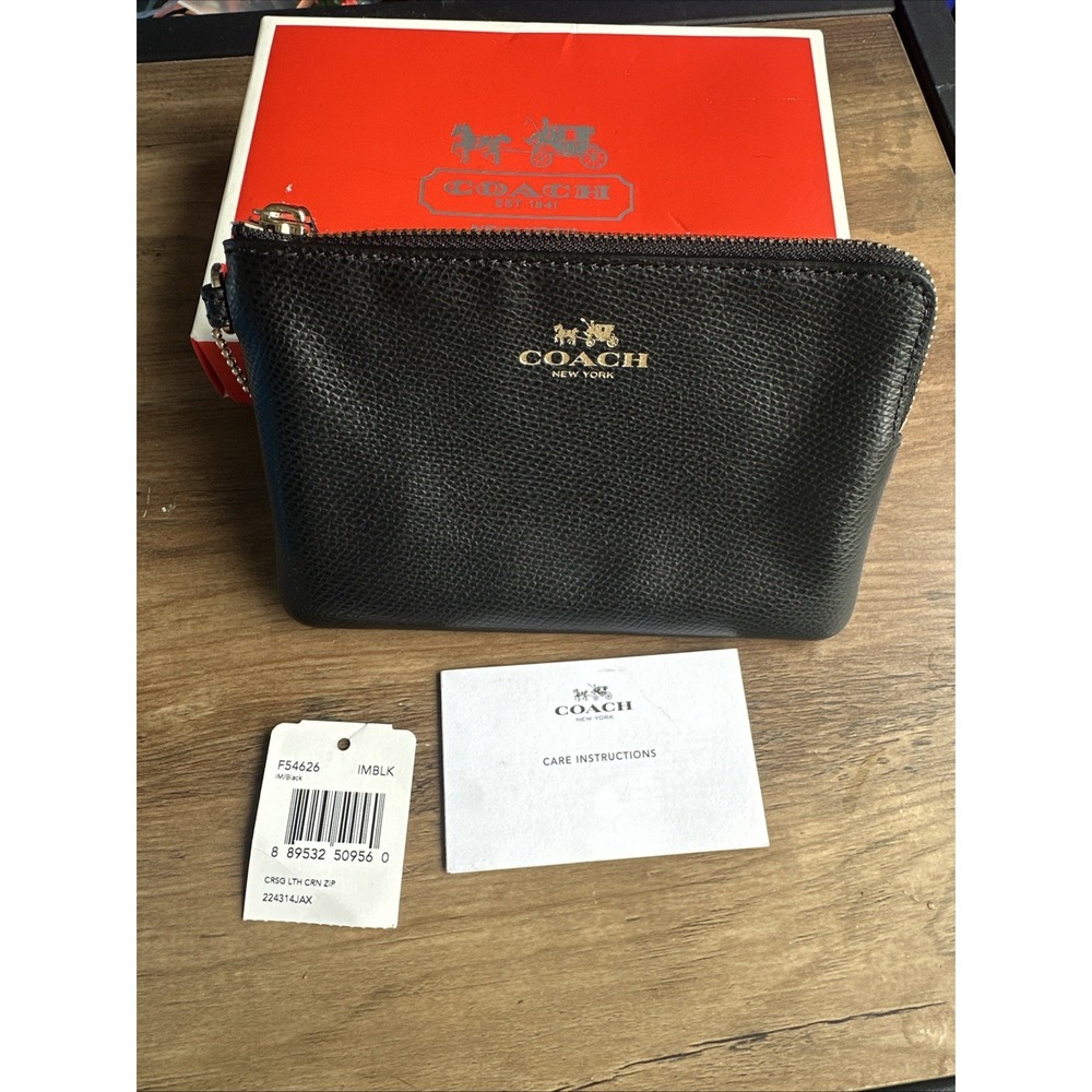 Coach Corner Zip Wristlet in CrossGrain Leather F58032‎ Gold/Black